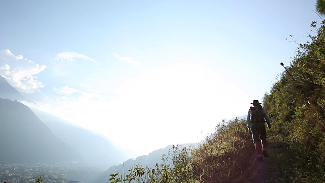 女人走在山道上，在村子上面视频素材