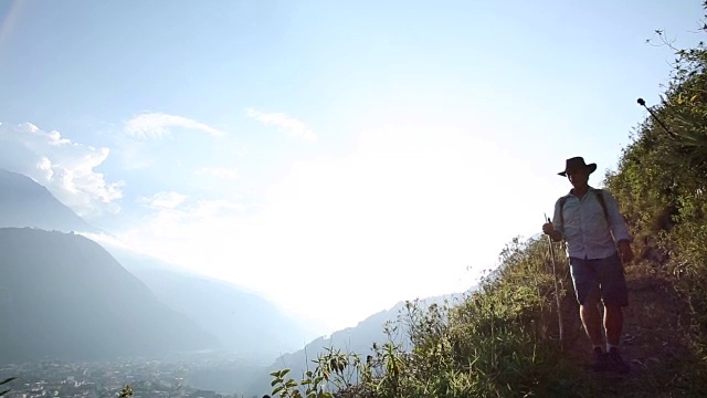 女人走在山道上，在村子上面视频素材