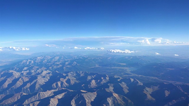 空中拍摄的山在4K视频素材