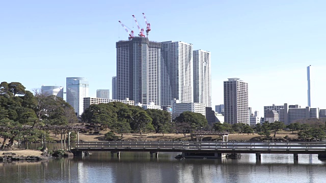 传统的日本园林和现代建筑视频素材