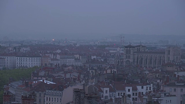 里昂全景大教堂-蓝色小时的早晨，云雨视频素材