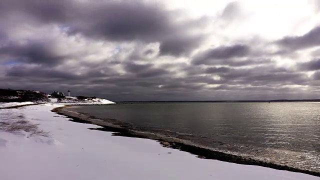 白雪覆盖的海滩和科德角的诺布斯卡灯塔视频素材