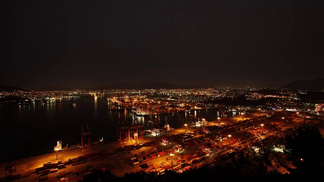 从新仙台拍摄的釜山港集装箱和起重机夜景视频素材