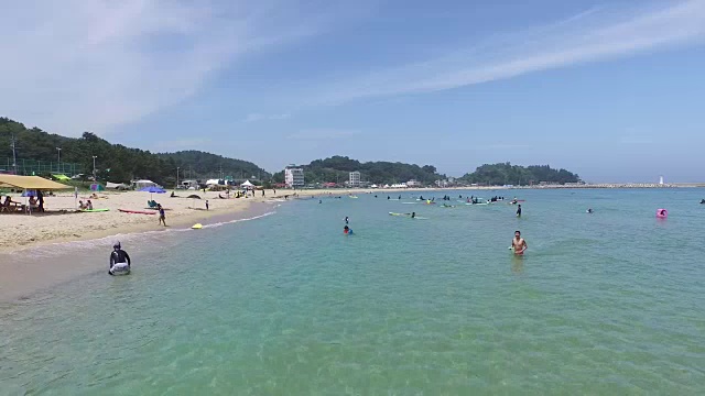 一群人在阳阳海滩(东海)享受夏日冲浪视频素材