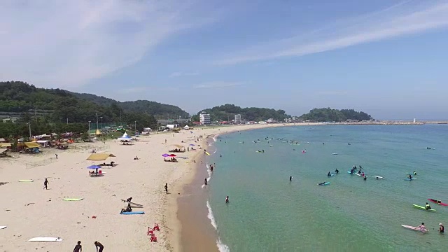 一群人在阳阳海滩(东海)享受夏日冲浪视频素材