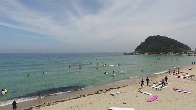 一群人在阳阳海滩(东海)享受夏日冲浪视频素材