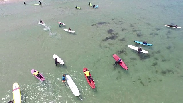 一群人在阳阳海滩(东海)享受夏日冲浪视频素材