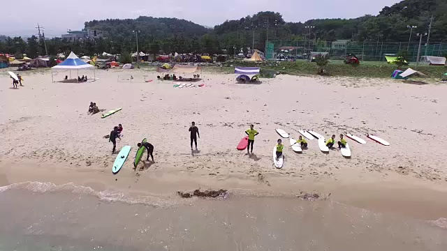 一群人在阳阳海滩(东海)享受夏日冲浪视频素材