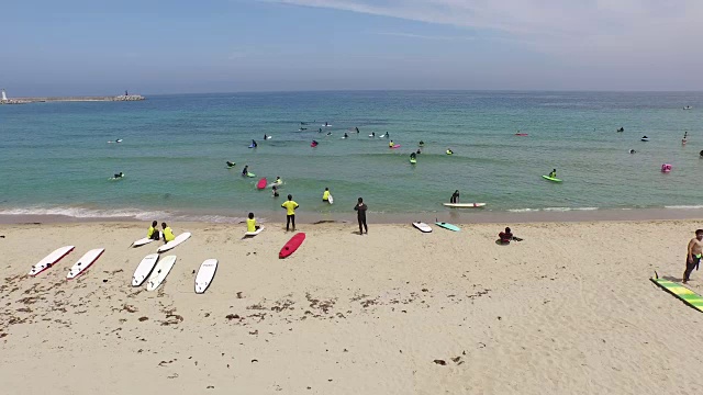 一群人在阳阳海滩(东海)享受夏日冲浪视频素材