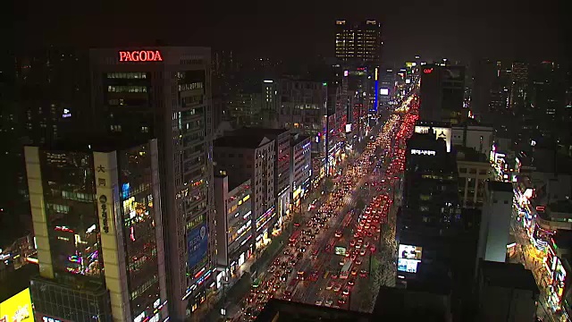 江南地铁站区域的交通夜景视频素材