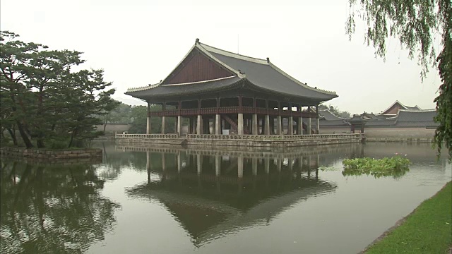 京畿道馆(韩国国宝224)和京福宫(朝鲜王朝皇宫)的池塘视频素材