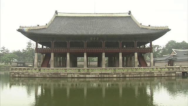 京畿道馆(韩国国宝224)和京福宫(朝鲜王朝皇宫)的池塘视频素材