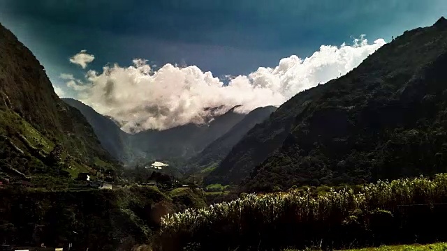 通古拉瓦火山随着云层和山谷的推移而推移视频素材