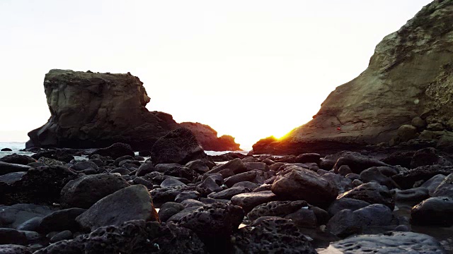 卡诺阿海滩与岩石和悬崖日落时光流逝视频素材