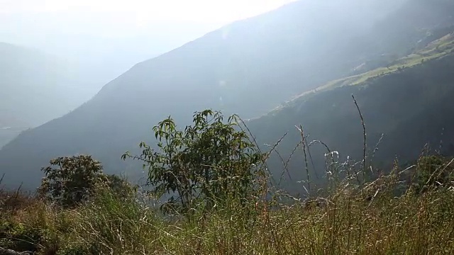 女人爬上山间小路，越过山谷视频素材