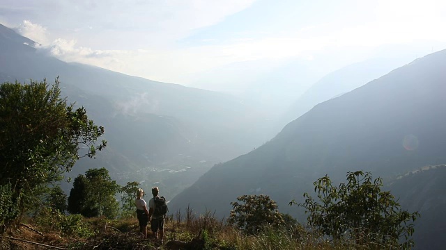 夫妇下山的小路，山谷之上视频素材