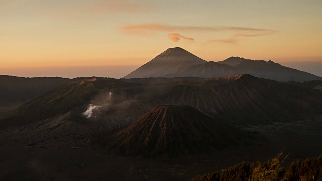 印度尼西亚东爪哇的布罗莫火山的日出。视频素材