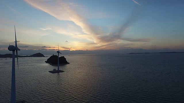 安山檀栋港风力涡轮机的日落景象视频素材