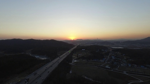 在永东高速公路上行驶的车辆的日落视图视频素材