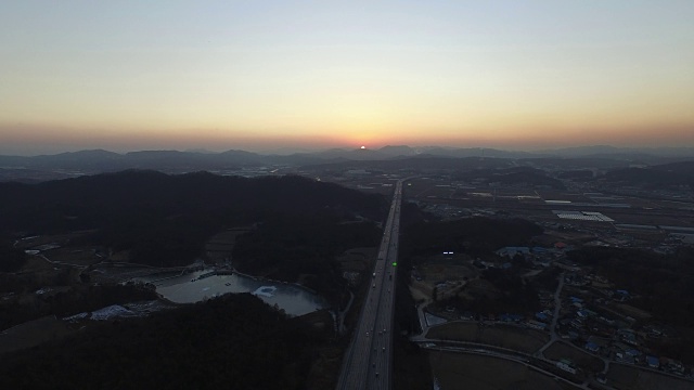 在永东高速公路上行驶的车辆的日落视图视频素材