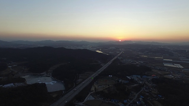 在永东高速公路上行驶的车辆的日落视图视频素材