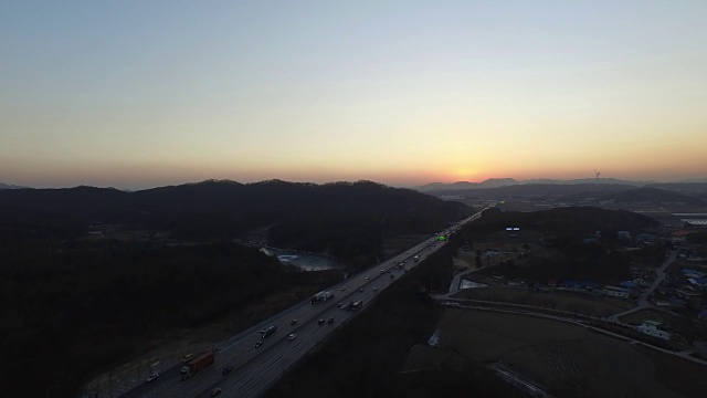 在永东高速公路上行驶的车辆的日落视图视频素材