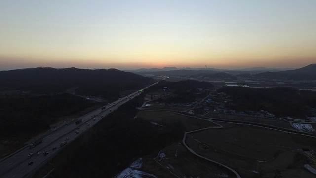 在永东高速公路上行驶的车辆的日落视图视频素材