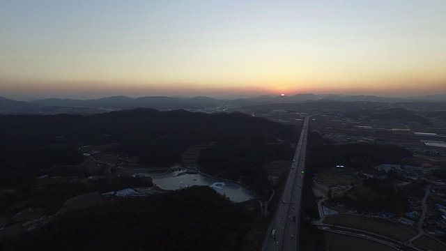 在永东高速公路上行驶的车辆的日落视图视频素材