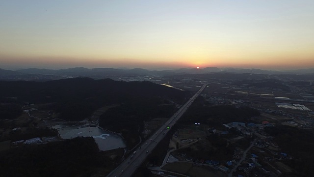 在永东高速公路上行驶的车辆的日落视图视频素材