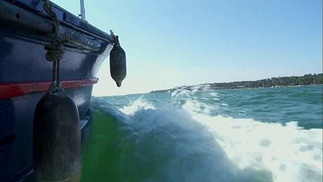 船首-系泊浮筒-右面-水中尾迹视频素材