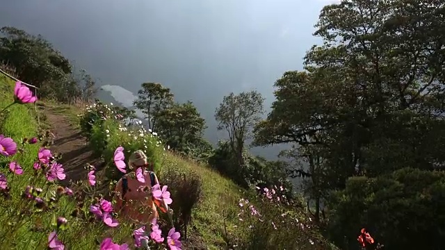 女人沿着山路徒步，向前看视频素材