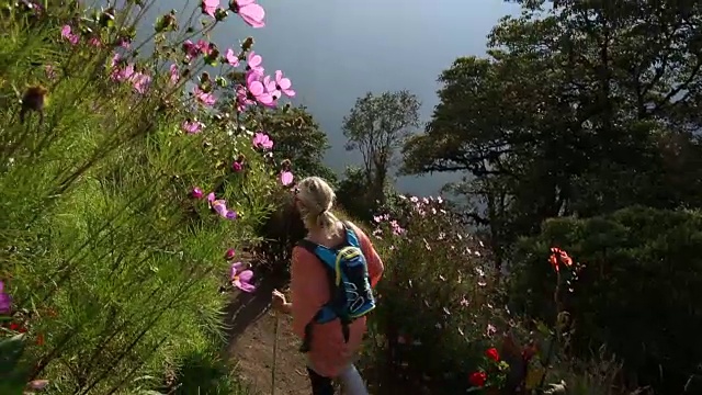 女人沿着山路徒步，向前看视频素材