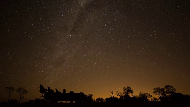 一辆4 × 4旅行车在夜空下的剪影视频素材