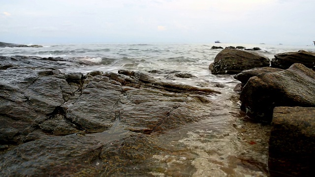 热带海滩上的石头视频素材