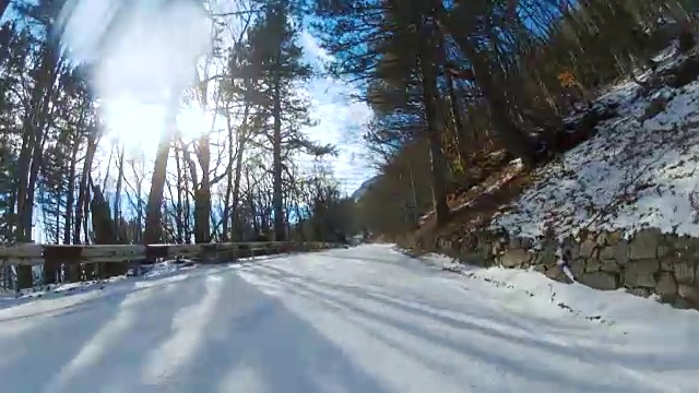 在冬天穿过森林的蜿蜒道路，GoPro视频素材