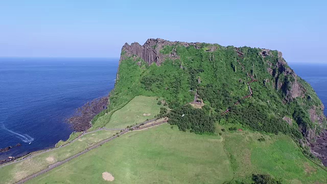 济州岛的SeongsanIlchulbong悬崖(联合国教科文组织世界遗产)视频素材