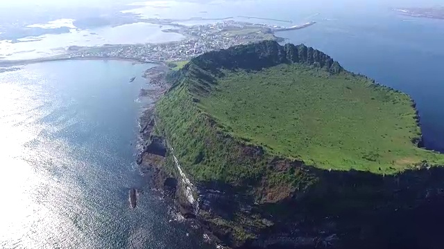 济州岛的SeongsanIlchulbong悬崖(联合国教科文组织世界遗产)视频素材