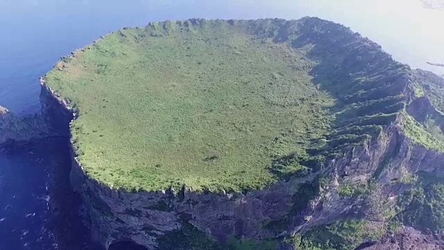 济州岛的SeongsanIlchulbong悬崖(联合国教科文组织世界遗产)视频素材