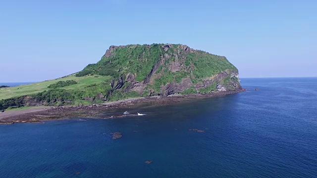 济州岛的SeongsanIlchulbong悬崖(联合国教科文组织世界遗产)视频素材