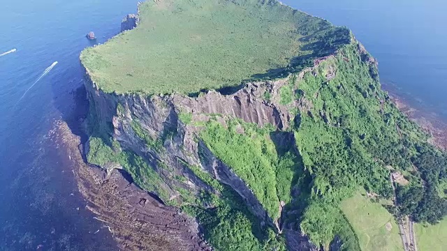 济州岛的SeongsanIlchulbong悬崖(联合国教科文组织世界遗产)视频素材