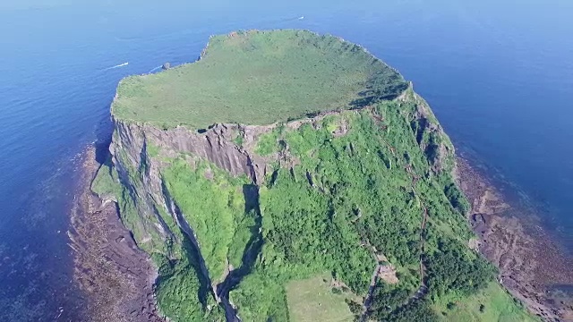 济州岛的SeongsanIlchulbong悬崖(联合国教科文组织世界遗产)视频素材