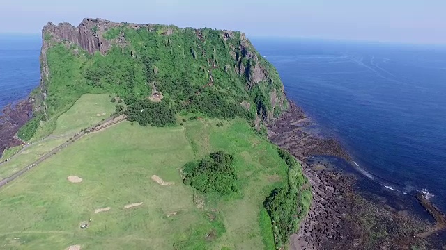 济州岛的SeongsanIlchulbong悬崖(联合国教科文组织世界遗产)视频素材