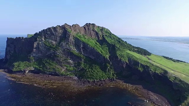 济州岛的SeongsanIlchulbong悬崖(联合国教科文组织世界遗产)视频素材