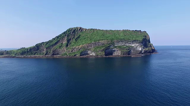 济州岛的SeongsanIlchulbong悬崖(联合国教科文组织世界遗产)视频素材