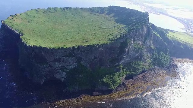 济州岛的SeongsanIlchulbong悬崖(联合国教科文组织世界遗产)视频素材