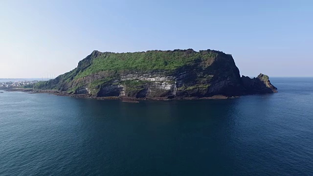 济州岛的SeongsanIlchulbong悬崖(联合国教科文组织世界遗产)视频素材