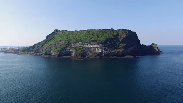 济州岛的SeongsanIlchulbong悬崖(联合国教科文组织世界遗产)视频素材