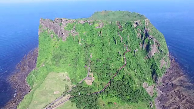 济州岛的SeongsanIlchulbong悬崖(联合国教科文组织世界遗产)视频素材