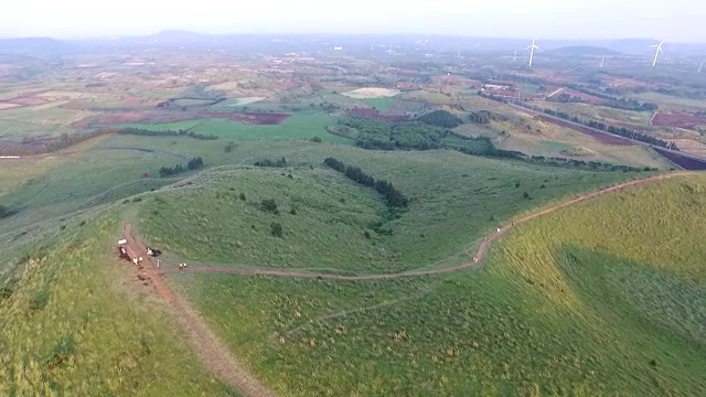 永纽瑞姆火山锥和风力发电厂视频素材