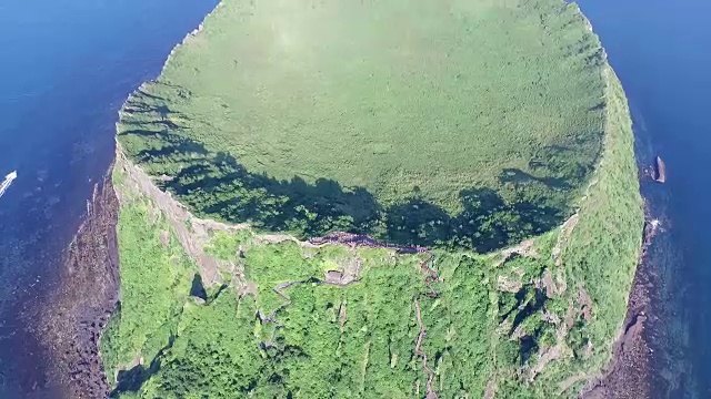 济州岛的SeongsanIlchulbong悬崖(联合国教科文组织世界遗产)视频素材